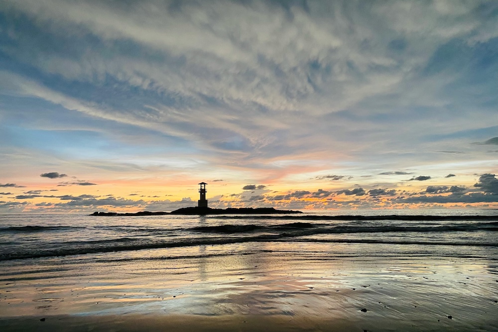 Leuchtturm an der Küste von Khao Lak bei Sonnenuntergang