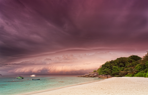 Sturm auf Similan Inseln - Tauchboot sinkt - Touristen von Navy evakuiert
