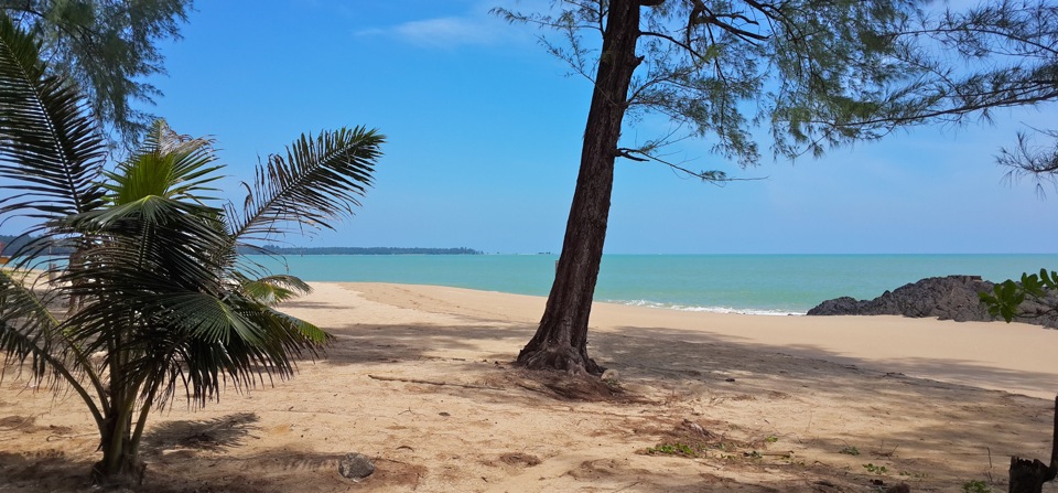 Die Strandsäuberung der Militärregierung in Khaolak